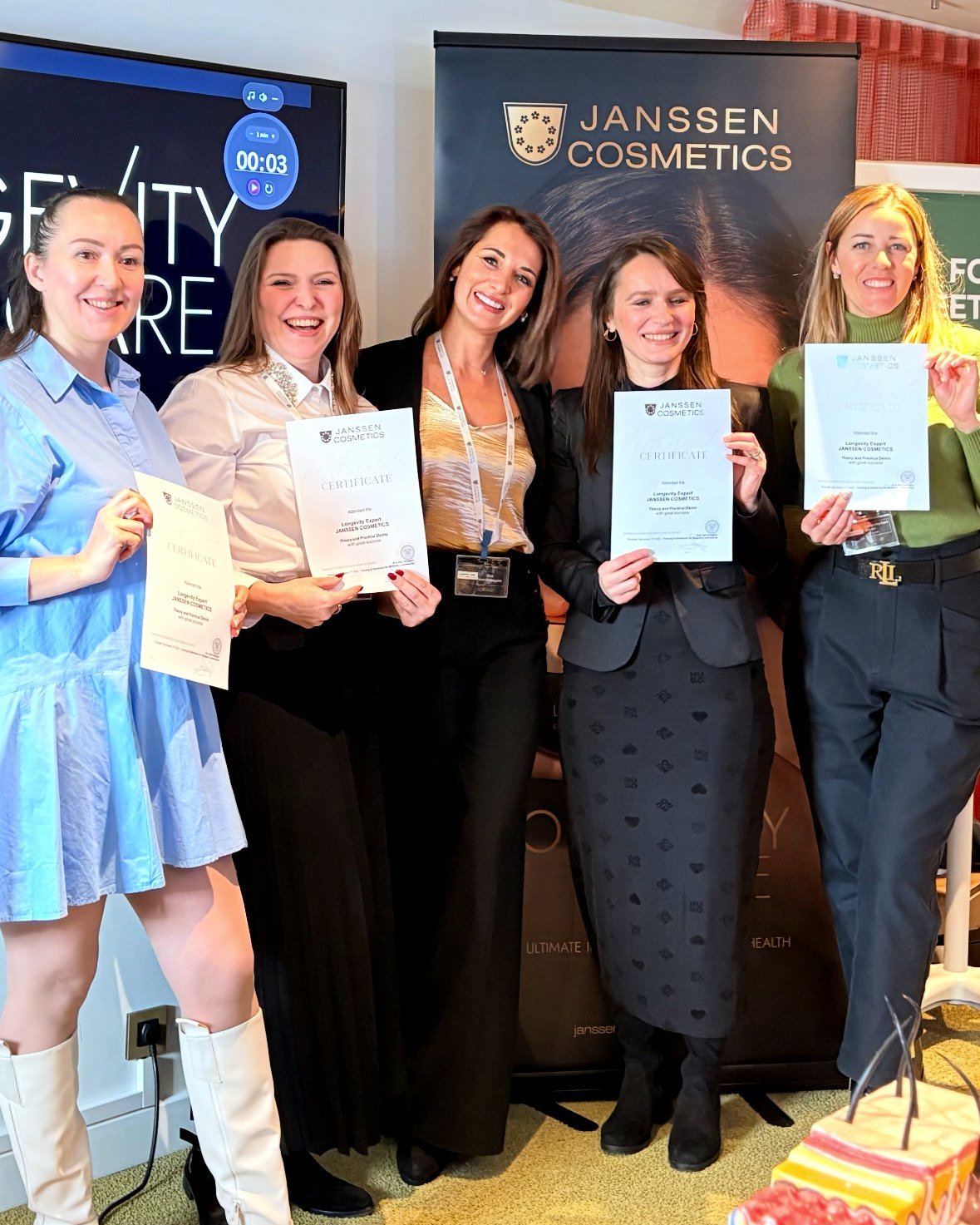 Deelnemers met hun Longevity Expert-certificaat van Janssen Cosmetics