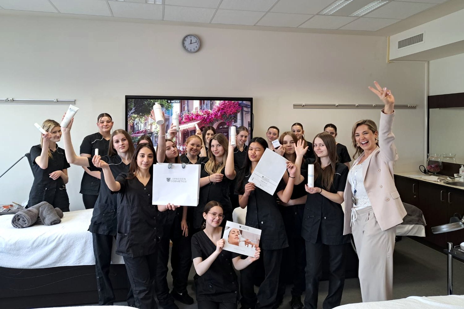 Studenten schoonheidszorg na een opleiding met Janssen Cosmetics