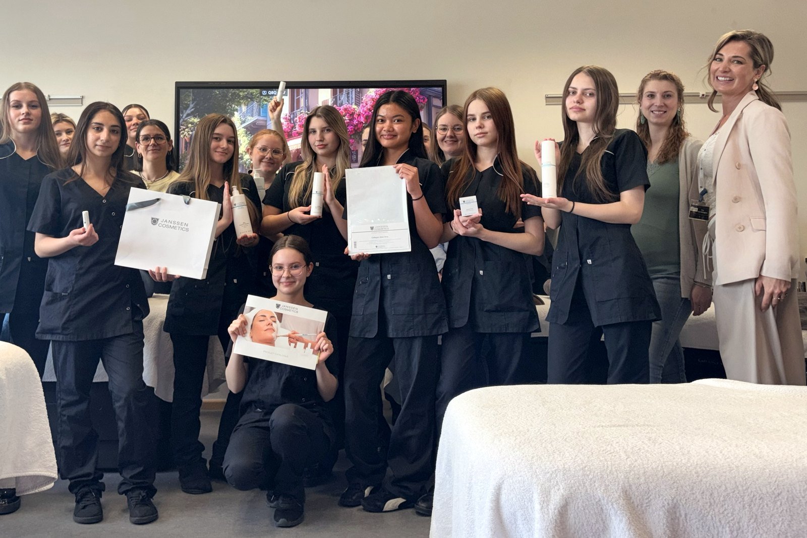 Groep deelnemers met professionele Janssen Cosmetics-producten tijdens een praktijkopleiding