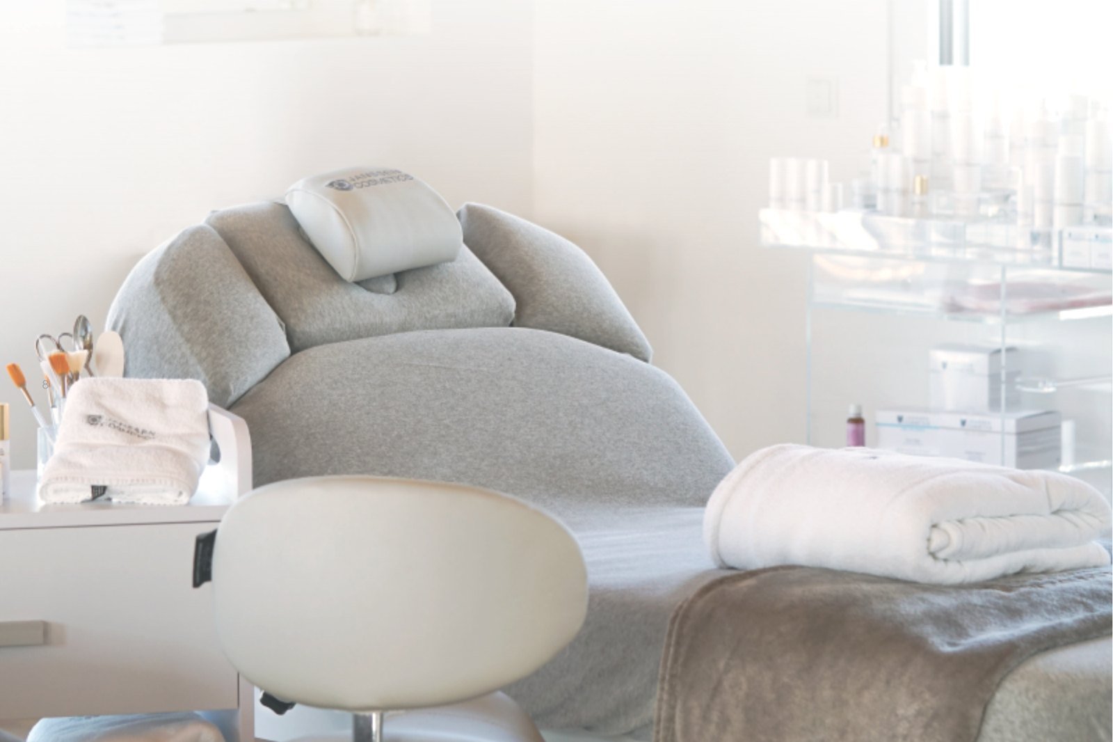 Professionele behandelcabine met Janssen Cosmetics-producten voor de skin care opleiding
